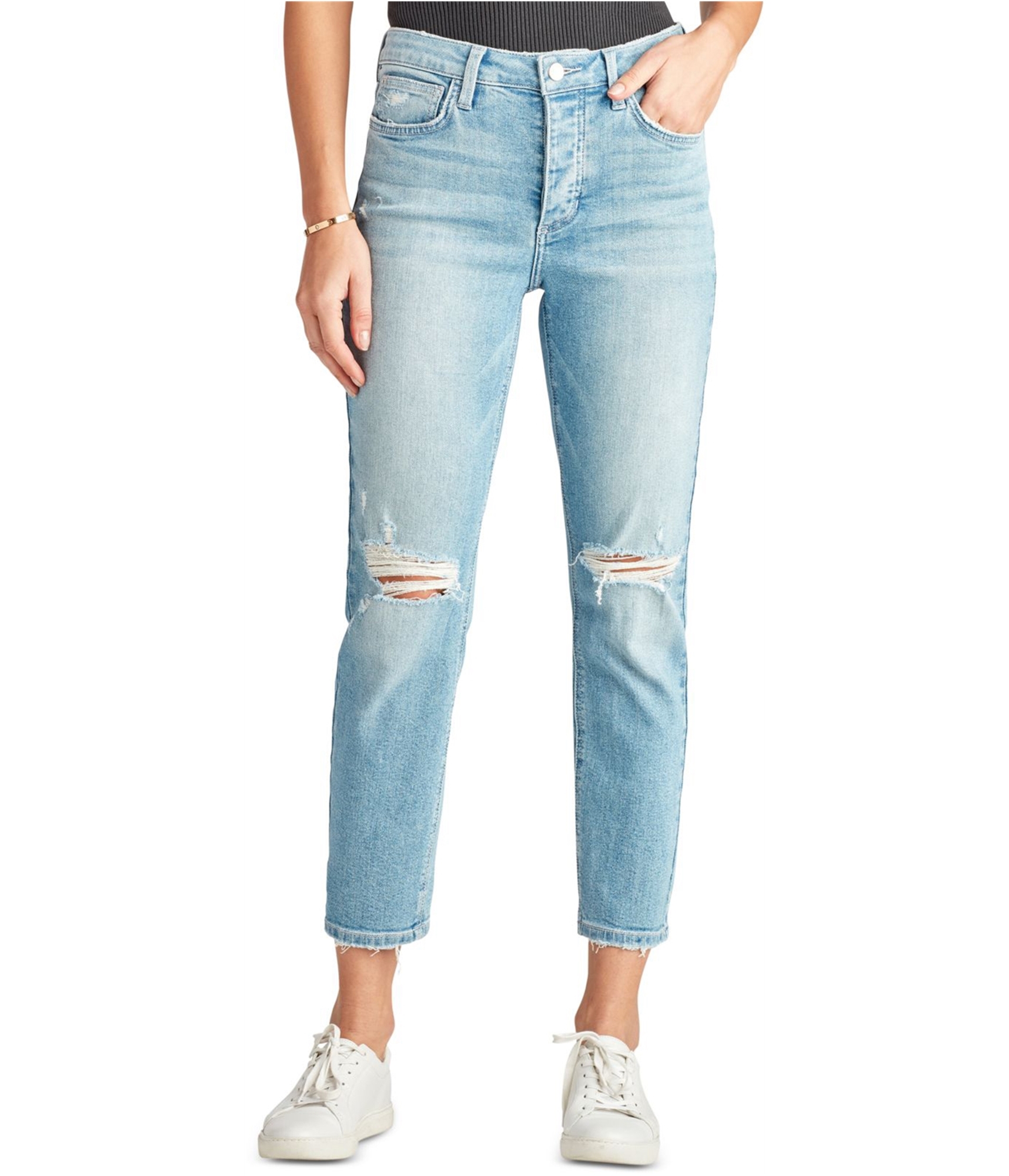 women wearing boyfriend jeans